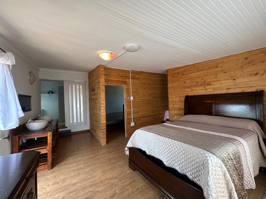 5 Bedroom Property for Sale in Wavecrest Eastern Cape